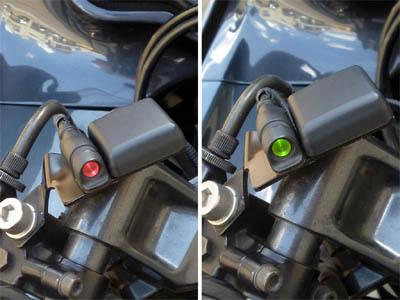 ETCカードを挿入する前と後でバイクのハンドルに設置した分離型ETCのLEDの色が赤から緑に変わったところ