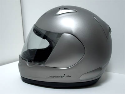 El casco 'PROFILE' fabricado por ARAI.