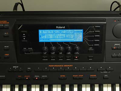 自動伴奏シンセサイザー Roland G-800の液晶ディスプレー