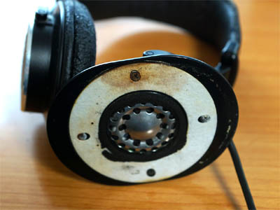 イヤーパッドを取り外して腐食したウレタンリングとレジスタが見える状態のSONY製ヘッドフォン MDR-CD900ST