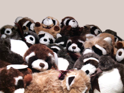 Stofftier mit rotem Panda als Preis für ein japanisches Greifautomat