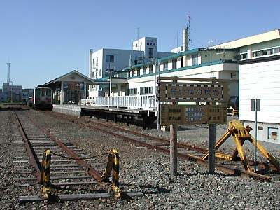 日本最北端、JR宗谷本線「稚内駅」の改装前の旧駅舎と最北端の車止めを示す標識