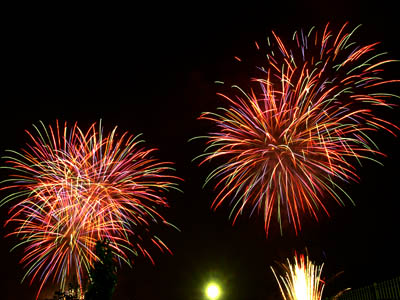 東京競馬場（府中競馬場）の花火大会で打ち上げられた鮮やかな七色の花火