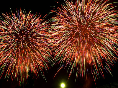 東京競馬場（府中競馬場）の花火大会で打ち上げられた花火が夜空に描く七色の放物線