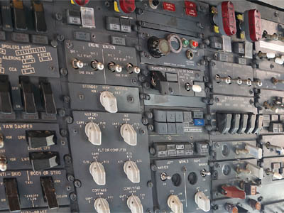 Boeing747のオーバヘッドパネルに設置されている装置