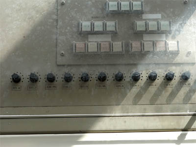 成田空港のタワー用航空管制卓の無線周波数別ボリューム