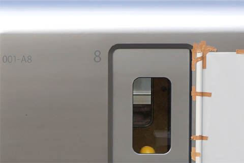 西武鉄道の新型特急Laviewの窓に貼られた目張り用のガムテープ