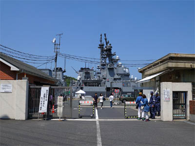 海上自衛隊 舞鶴地方総監部の正門と停泊中の艦船