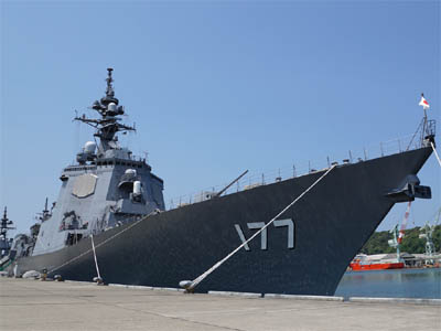 舞鶴地方総監部に停泊中のDDG-177護衛艦「あたご」