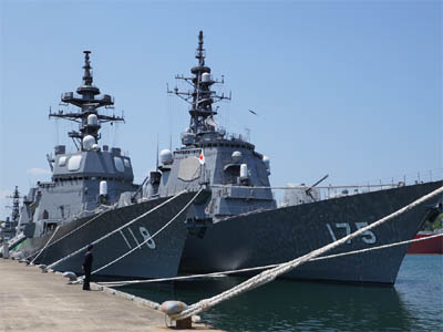 舞鶴港に停泊中のDD-118護衛艦「ふゆづき」とDDG-175護衛艦「みょうこう」