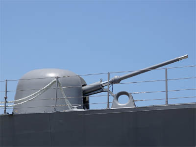 護衛艦「あさぎり」の主砲「62口径76ミリ単装速射砲」