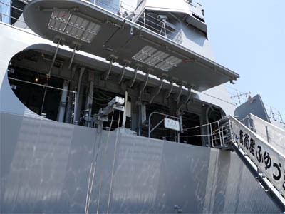 護衛艦「ふゆづき」の乗船用デッキと大型のハッチ