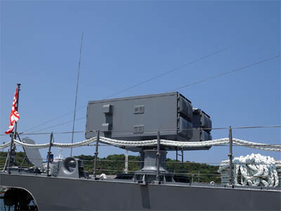 「あさぎり」前方甲板に装備されている「シースパロー 8連装短距離艦対空ミサイル」
