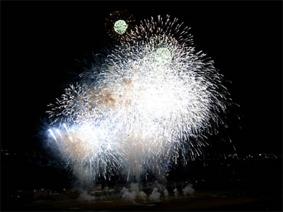 昭和記念公園の花火大会で打ち上げられた高さの低い打ち上げ花火と照らし出された陸上自衛隊立川駐屯地の滑走路