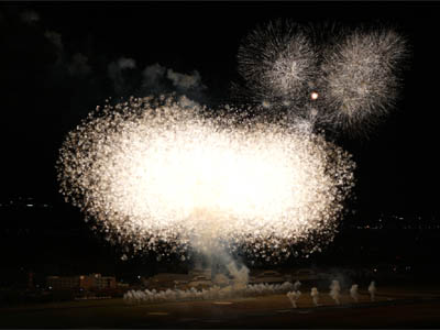 Muito bonito Showa Kinen Park Fireworks Show no Japão