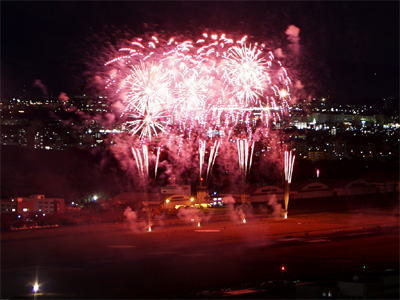 昭和記念公園の花火大会で打ち上げられた花火により真っ赤に照らし出された陸上自衛隊立川駐屯地の滑走路
