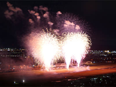 昭和記念公園の花火大会で打ち上げられた美しい吹き上げ花火により明るく出された夜の陸上自衛隊立川駐屯地の滑走路