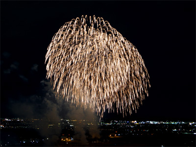昭和記念公園の花火大会のフィナーレで打ち上げられた大きな錦冠で線を描いて落ちる花火の尾