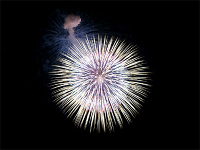 Sehr großes 'Nishiki-Kamuro'-Feuerwerk in Japan