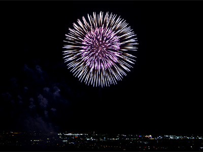 Красивые фейерверки были запущены в ночном небе в Японии