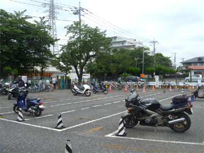 多摩川競艇の北門にあるバイク用の駐車場