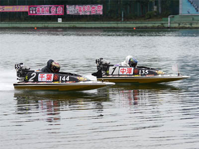 是政プリセンスカップ第３レースでスタートラインを通過する中澤宏奈選手と千葉真弥選手