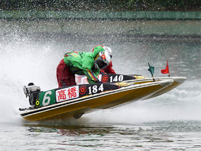 ボートのフロントを持ち上げて加速する高橋悠花選手と内田亜希子選手