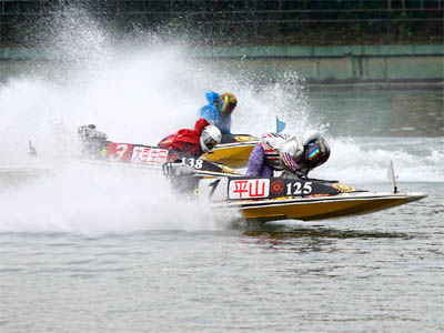 豪快な水しぶきを上げて各選手が第２マークを通過するボート