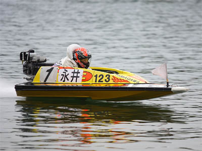 多摩川蛭子カップから使用される新ボートのお披露目で走行する永井彪也選手