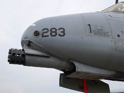 A-10サンダーボルトの機首に装備されている 30mmガトリング砲