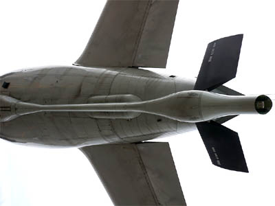 空中給油機KC-767Jのフライングブームを下から見上げた写真