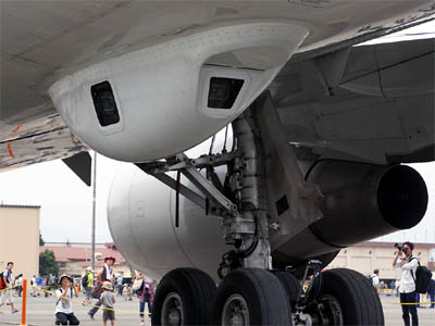 空中給油機KC-767Jの下部に機外カメラユニット