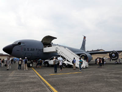 米軍の空中給油機KC-135