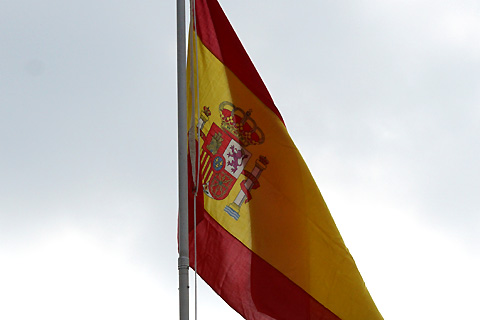 表彰式で掲揚されるスペイン国旗