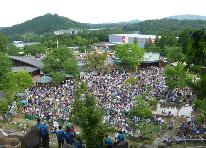 トライアル選手権日本グランプリの最終セクションに集まる大勢の観客