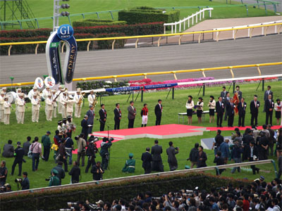 東京競馬場のターフ上で開催された第77回日本ダービーの表彰式