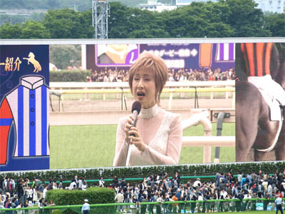 第77回東京優駿（日本ダービー）でターフビジョンに映し出された国歌斉唱中の小林幸子さん
