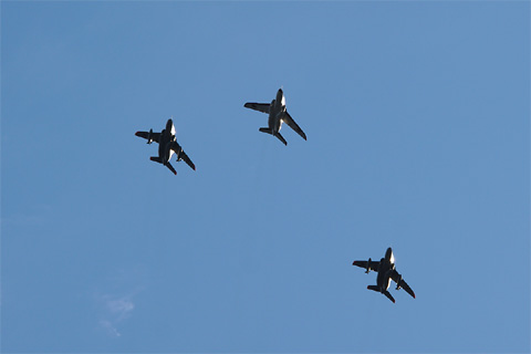 入間基地航空祭で披露されるT-4練習機の編隊飛行のリハーサルフライト（予行演習飛行）