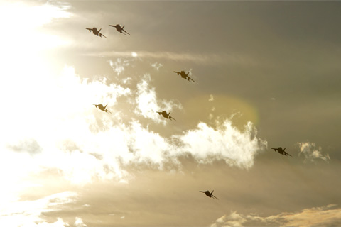 入間基地航空祭のリハーサルで日没の逆光に照らされて浮かび上がった編隊飛行する7機のT-4練習機のシルエット