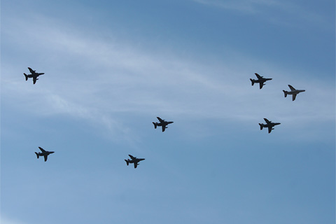 入間基地航空祭で披露される7機のT-4練習機による編隊飛行のリハーサルフライト