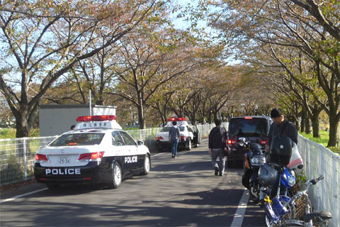 入間基地航空祭の当日に入曽多目的広場の周辺で駐車違反の取締りをしている埼玉県警察のパトカー