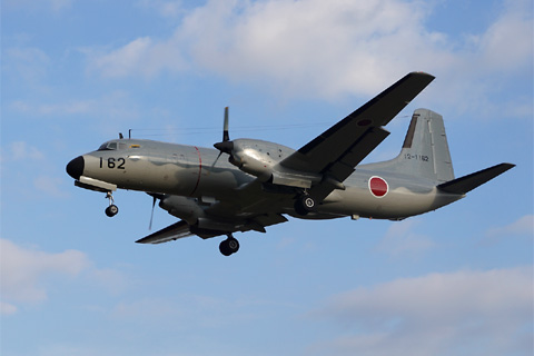 YS-11EA (12-1162) Pesawat Skuadron Peperangan Elektronik mendekati landasan di Pangkalan Udara Iruma di Jepun