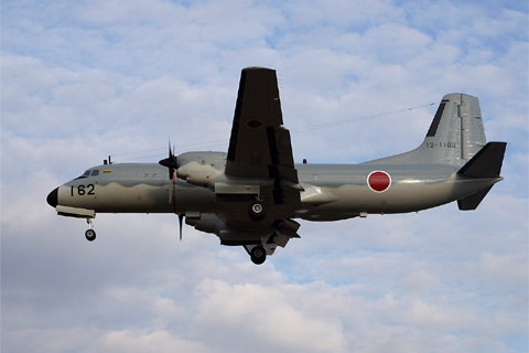 YS-11EA (12-1162) طائرة سرب الحرب الإلكترونية تقترب من المدرج في قاعدة إيروما الجوية في اليابان