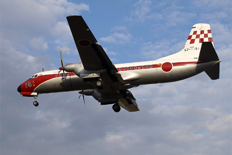 YS-11刚刚降落在Iruma空军基地的跑道上