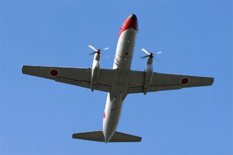 機体の底面を見せながら上空を通過する入間航空基地所属のYS-11FC
