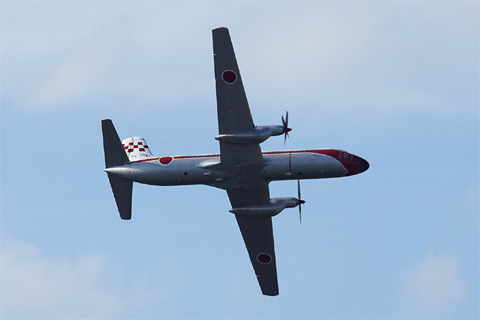 入間基地航空祭のリハーサルフライトで旋回しながら上空を通過するYS-11FC
