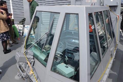 護衛艦「いかづち」の発着艦管制室(LSO)