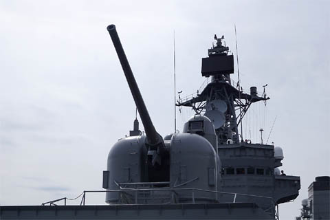護衛艦「はたかぜ」の主砲「73式54口径5インチ単装砲」