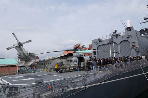 護衛艦「いかづち」に着艦している海上自衛隊 第21航空群所属のSH-60K
