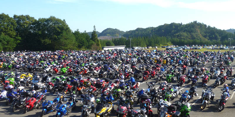 大量のバイクが集まっている、ツインリングもてぎのバイク駐車場